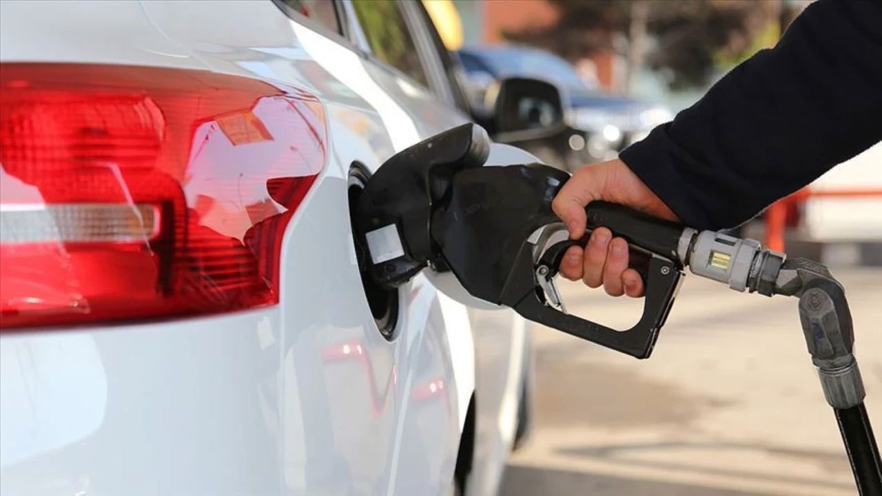 Akaryakıtta nefes aldıran gelişme: Benzin ve motorin fiyatları geri çekildi